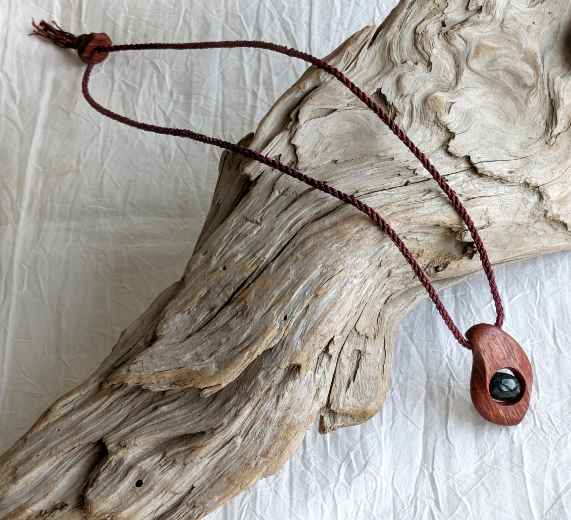 木のペンダント　セラフィナイトとカリンのペンダント