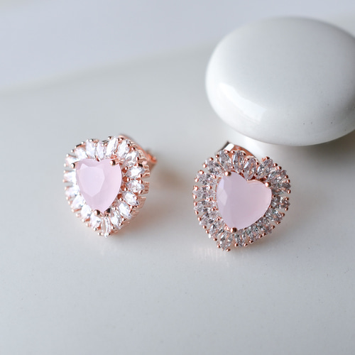 ハートとビジューのピアス／イヤリング ミルキーピンク