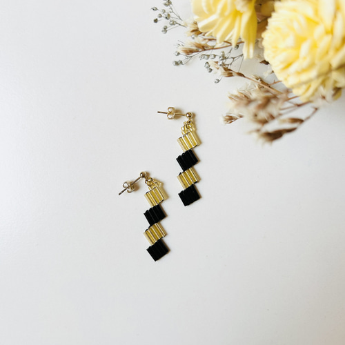 竹ビーズ スクエア ブラック×ゴールド ビーズステッチ ピアス