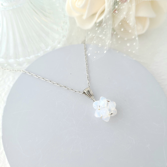 ビーズボールのネックレス(ホワイト×シルバー) ネックレス