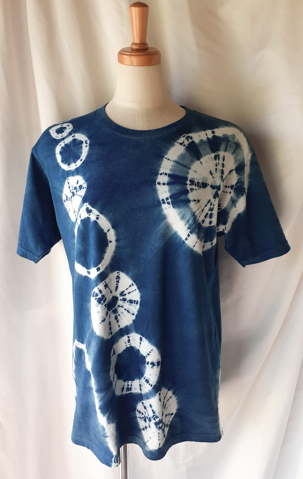 手染めのシンプルなTシャツ・兼用Mサイズ（藍染）