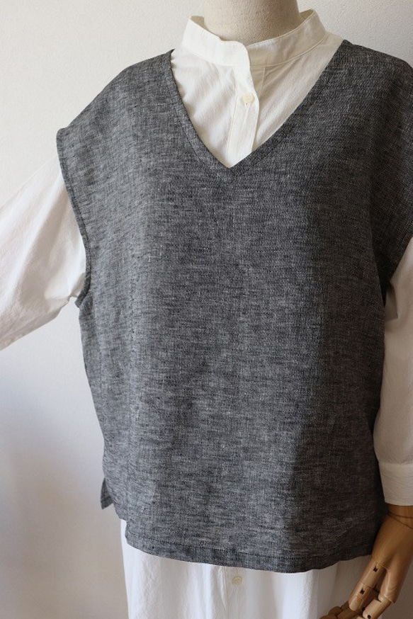 リネンの深Vネックboxベスト（杢ブラック） 6枚目の画像