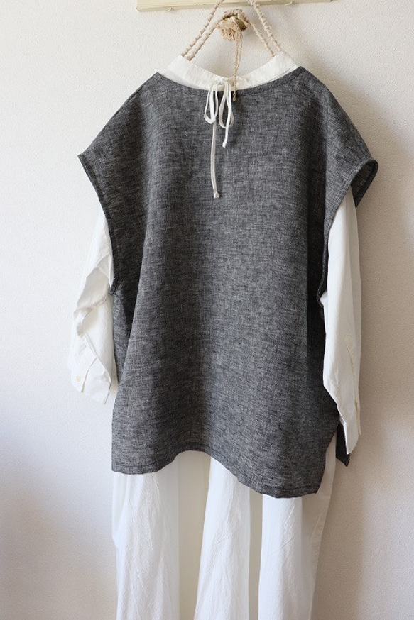 リネンの深Vネックboxベスト（杢ブラック） 4枚目の画像