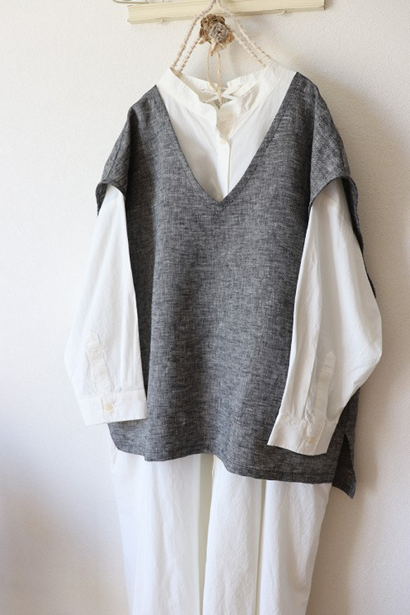 リネンの深Vネックboxベスト（杢ブラック） 2枚目の画像