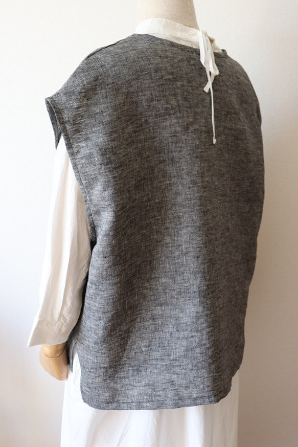 リネンの深Vネックboxベスト（杢ブラック） 8枚目の画像