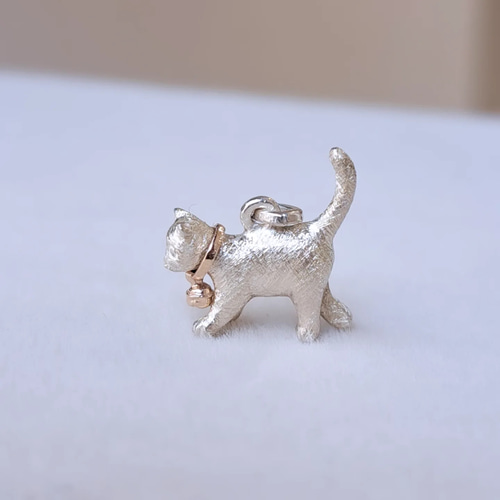 猫のペンダントトップ 中】 K10鈴の首輪 猫ネックレス ネコ