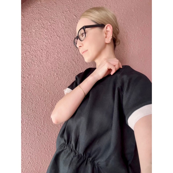 寬鬆的輪廓❤️適合成熟女性的亞麻上衣❤️100％優質亞麻❤️黑色×象牙色❤️也非常適合作為套裝 第3張的照片