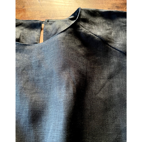 寬鬆的輪廓❤️適合成熟女性的亞麻上衣❤️100％優質亞麻❤️黑色×象牙色❤️也非常適合作為套裝 第14張的照片