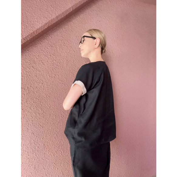 寬鬆的輪廓❤️適合成熟女性的亞麻上衣❤️100％優質亞麻❤️黑色×象牙色❤️也非常適合作為套裝 第8張的照片