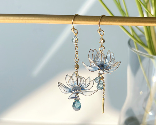 台湾レンギョウと涼しげな金魚ディップアートアシンメトリー　ピアスor イヤリング 海外 正規品】 台湾レンギョウと涼しげな金魚ディップアート