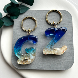 【海のイニシャル キーホルダー 】-星砂入り- 筆記体vers.  持ち運べる沖縄の海　レジン　 12枚目の画像