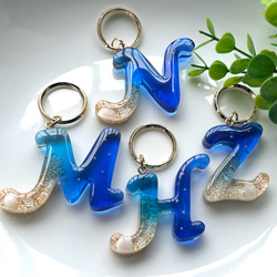【海のイニシャル キーホルダー 】-星砂入り- 筆記体vers.  持ち運べる沖縄の海　レジン　 2枚目の画像