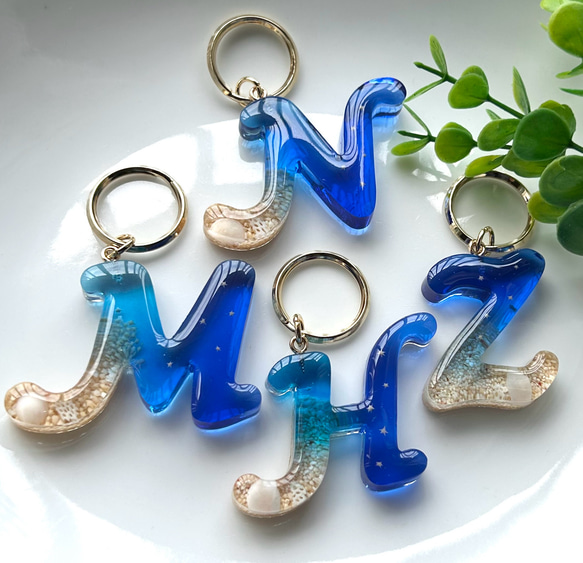 【海のイニシャル キーホルダー 】-星砂入り- 筆記体vers.  持ち運べる沖縄の海　レジン　 2枚目の画像
