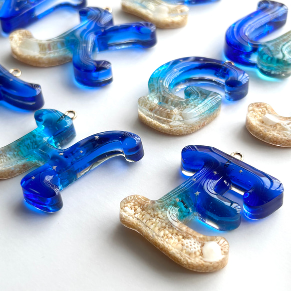【海のイニシャル キーホルダー 】-星砂入り- 筆記体vers.  持ち運べる沖縄の海　レジン　 10枚目の画像