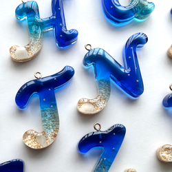 【海のイニシャル キーホルダー 】-星砂入り- 筆記体vers.  持ち運べる沖縄の海　レジン　 7枚目の画像
