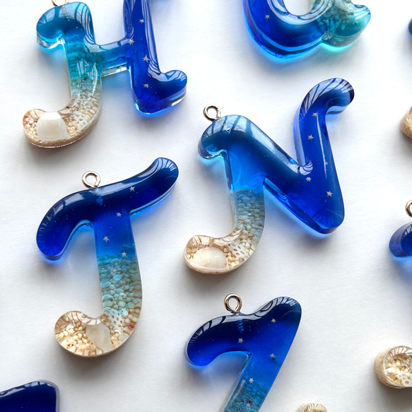 【海のイニシャル キーホルダー 】-星砂入り- 筆記体vers.  持ち運べる沖縄の海　レジン　 7枚目の画像