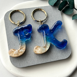 【海のイニシャル キーホルダー 】-星砂入り- 筆記体vers.  持ち運べる沖縄の海　レジン　 11枚目の画像