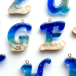 【海のイニシャル キーホルダー 】-星砂入り- 筆記体vers.  持ち運べる沖縄の海　レジン　 9枚目の画像