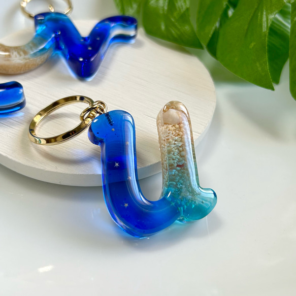 【海のイニシャル キーホルダー 】-星砂入り- 筆記体vers.  持ち運べる沖縄の海　レジン　 4枚目の画像
