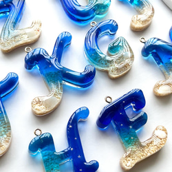 【海のイニシャル キーホルダー 】-星砂入り- 筆記体vers.  持ち運べる沖縄の海　レジン　 8枚目の画像