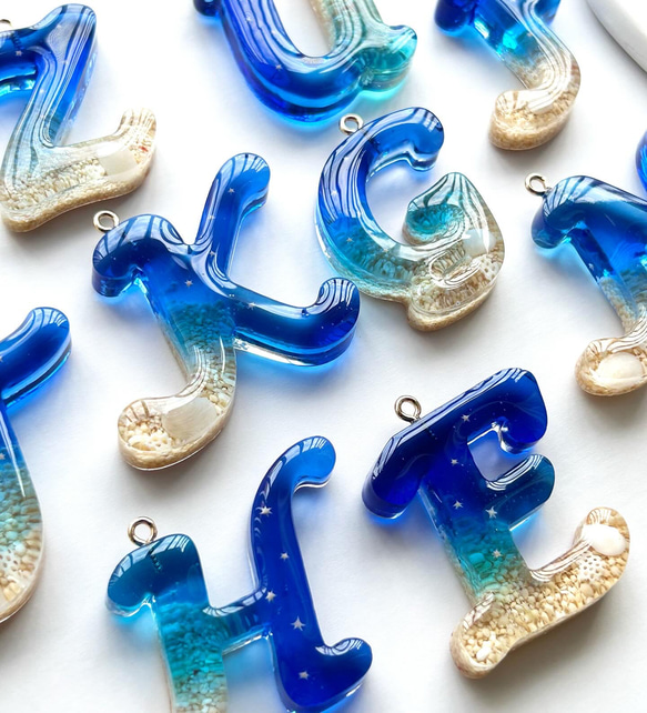 【海のイニシャル キーホルダー 】-星砂入り- 筆記体vers.  持ち運べる沖縄の海　レジン　 8枚目の画像