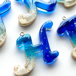 【海のイニシャル キーホルダー 】-星砂入り- 筆記体vers.  持ち運べる沖縄の海　レジン　 6枚目の画像