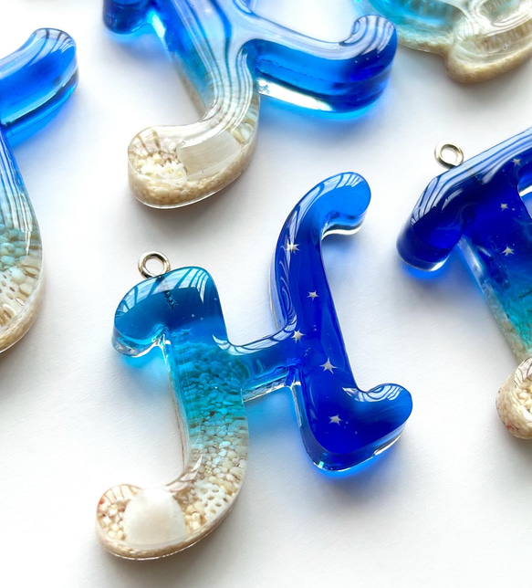 【海のイニシャル キーホルダー 】-星砂入り- 筆記体vers.  持ち運べる沖縄の海　レジン　 6枚目の画像