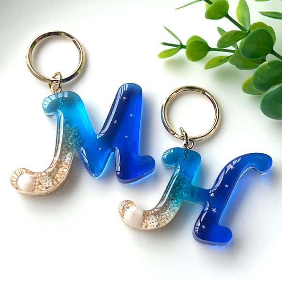 【海のイニシャル キーホルダー 】-星砂入り- 筆記体vers.  持ち運べる沖縄の海　レジン　 1枚目の画像