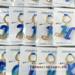 【海のイニシャル キーホルダー 】-星砂入り- 筆記体vers.  持ち運べる沖縄の海　レジン　 13枚目の画像