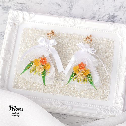 バラとかすみ草のブーケ [カラー:イエロー] ピアス/イヤリング