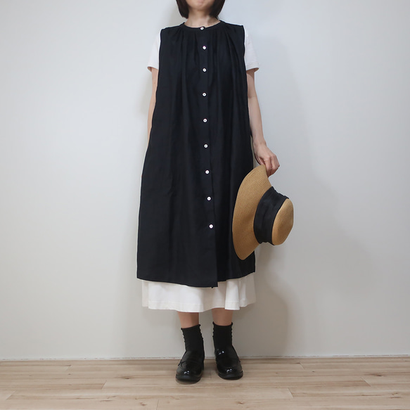 大人のリネン 涼感ノースリーブ 肩ギャザーワンピース（リネン／黒色） 17枚目の画像