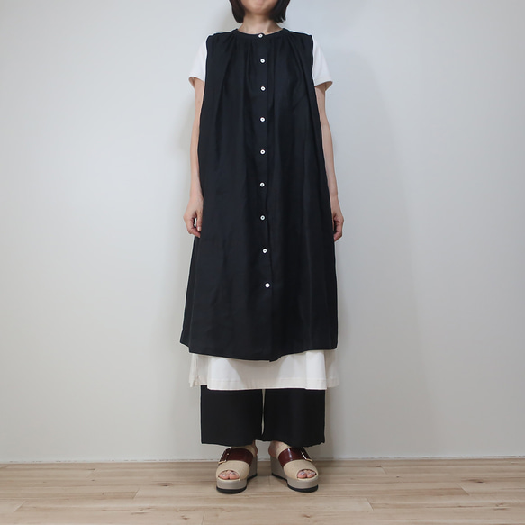 大人のリネン 涼感ノースリーブ 肩ギャザーワンピース（リネン／黒色） 11枚目の画像