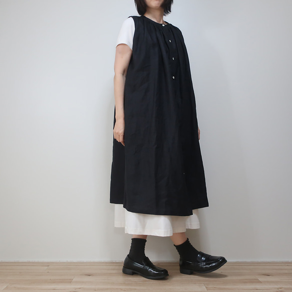 大人のリネン 涼感ノースリーブ 肩ギャザーワンピース（リネン／黒色） 16枚目の画像