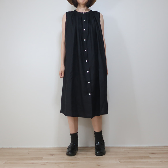 大人のリネン 涼感ノースリーブ 肩ギャザーワンピース（リネン／黒色） 6枚目の画像