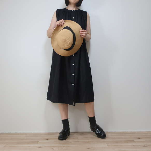 大人のリネン 涼感ノースリーブ 肩ギャザーワンピース（リネン／黒色） 1枚目の画像