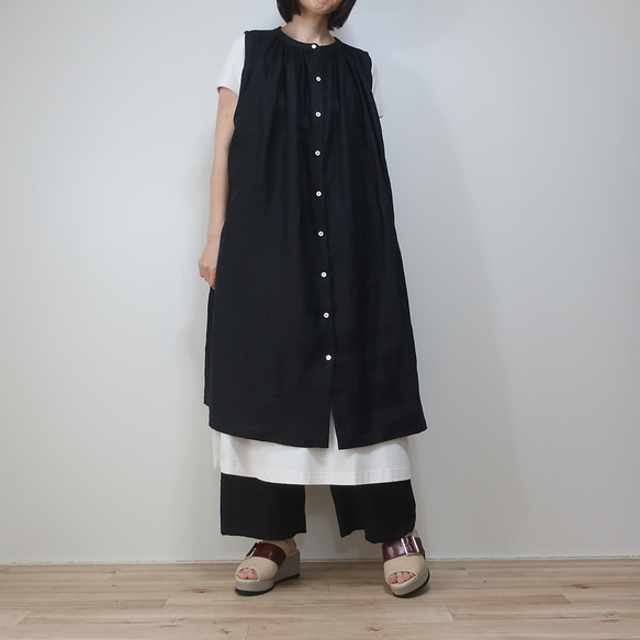 大人のリネン 涼感ノースリーブ 肩ギャザーワンピース（リネン／黒色） 13枚目の画像