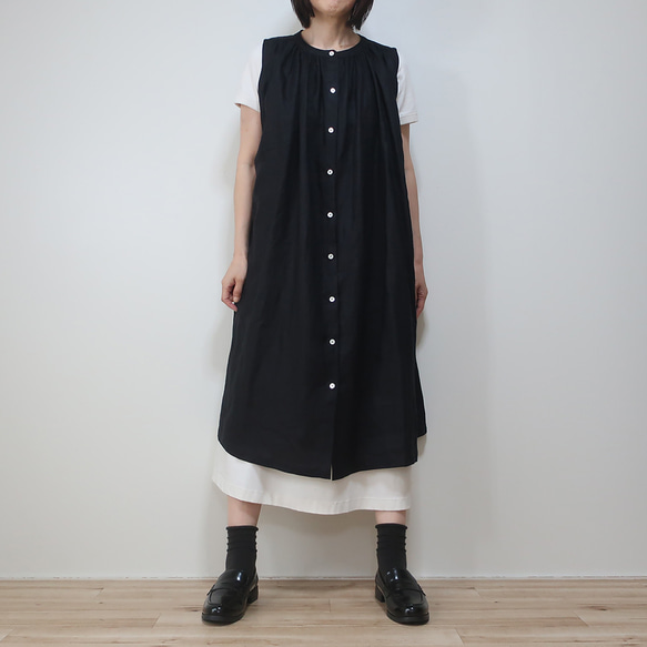 大人のリネン 涼感ノースリーブ 肩ギャザーワンピース（リネン／黒色） 14枚目の画像