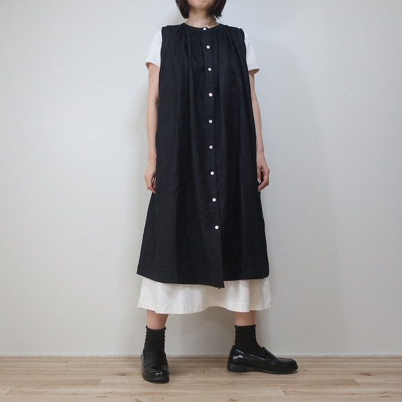 大人のリネン 涼感ノースリーブ 肩ギャザーワンピース（リネン／黒色） 15枚目の画像