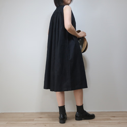 大人のリネン 涼感ノースリーブ 肩ギャザーワンピース（リネン／黒色） 2枚目の画像