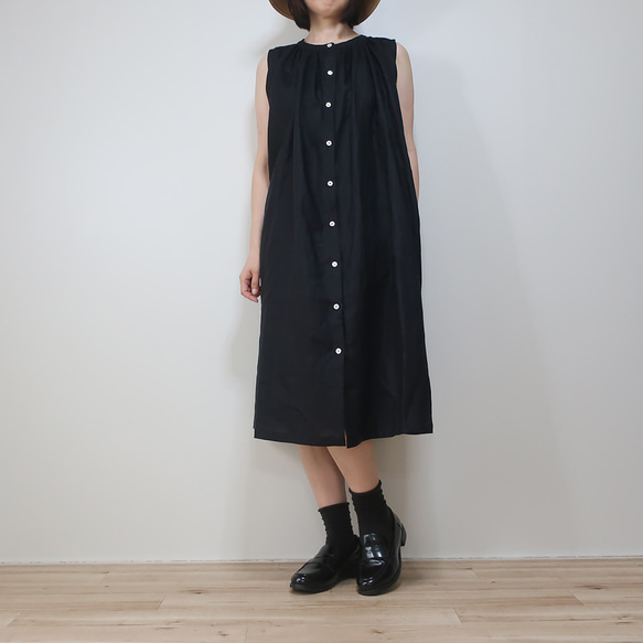 大人のリネン 涼感ノースリーブ 肩ギャザーワンピース（リネン／黒色） 5枚目の画像