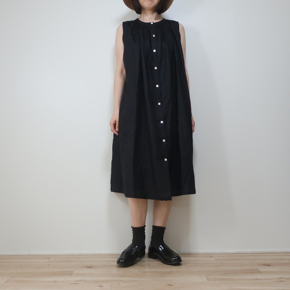 大人のリネン 涼感ノースリーブ 肩ギャザーワンピース（リネン／黒色） 3枚目の画像