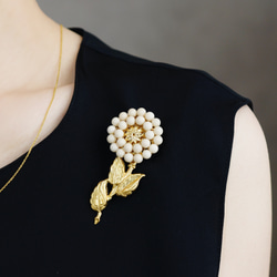 ブローチ】アンティークレトロな一輪のお花・大 アイボリー(天然石