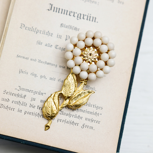 ブローチ】アンティークレトロな一輪のお花・大 アイボリー(天然石