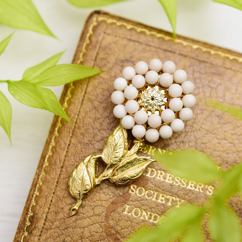 ブローチ】アンティークレトロな一輪のお花・大 アイボリー(天然石