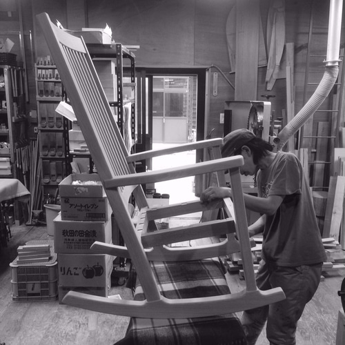 アルプス製　ロッキングチェアーに乗り煙草を吸うクマ　ブリキ ロッキングチェア【受注生産品 発送まで2ヶ月ほどです】 椅子