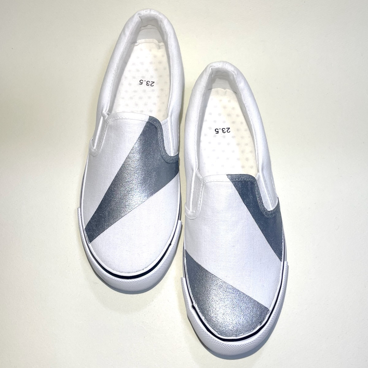 ジオメトリックに分割されたアシメスリッポン (オフホワイト x ラバーシルバー) 22.0cm〜29.0cm 撥水加工