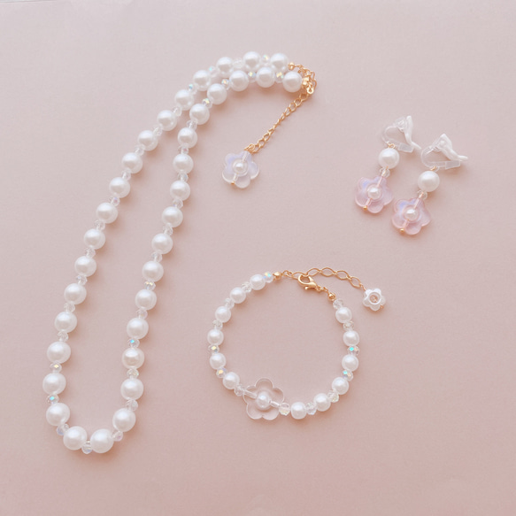 イミテーションパールアクセサリー ネックレス、ブレスレット、イヤリングまとめ お花とパールのネックレス ブレスレット イヤリング キッズ
