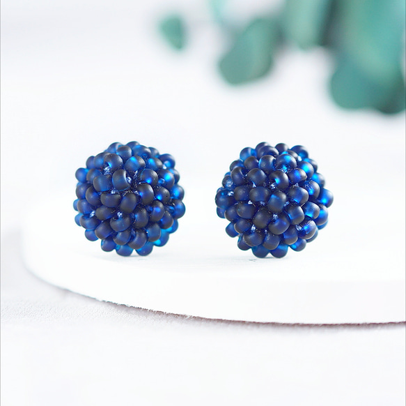 花編みビーズボールピアス　イヤリング〜blue〜 ブルーベリー・一粒タイプのビーズ編みピアス/イヤリング ピアス