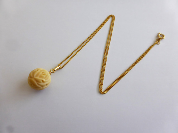 マッコウクジラ歯 薔薇の彫刻玉 ペンタントトップ（ゴールド