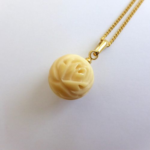 鯨歯　マッコウクジラ　牙玉ペンダントトップ　11.5㎜　10個　① 値下げ】鯨歯 マッコウクジラ 牙ペンダントトップ ① - メルカリ